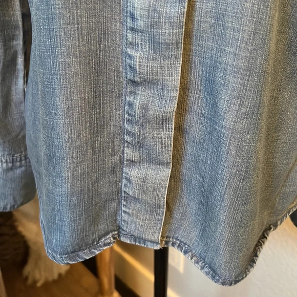 Bella Dahl lightweight button down denim top Size XS - Picture 3 of 9